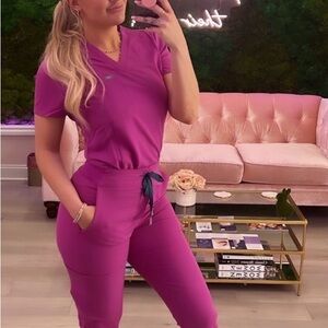 FIGS Slim Catarina Scrub Top